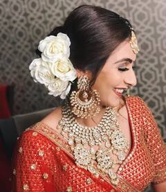 बालों में मोगरा का गजरा लगाकर बोर हो चुकी हैं, तो इन 6 फूलों से बढ़ाएं बालों की खूबसूरती