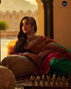 ती पाहताच बाला... जान्हवीचा शाही अंदाज पाहून चाहते झालेत क्लिन बोल्ड!