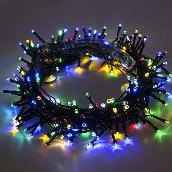 Party Propz Multicolour LED Fairy String Light: इसकी कीमत 350 रुपये है. इसकी लंबाई 20 मीटर है, और इसमें 48 एलईडी लाइट्स दी गई है. आप इनसे क्रिसमस ट्री को सजा सकते हैं.