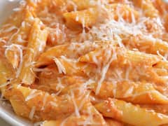 Pink Sauce Pasta: अगर आप हार्डकोर पास्ता लवर हैं तो इस रेसिपी को जरूर करें ट्राई