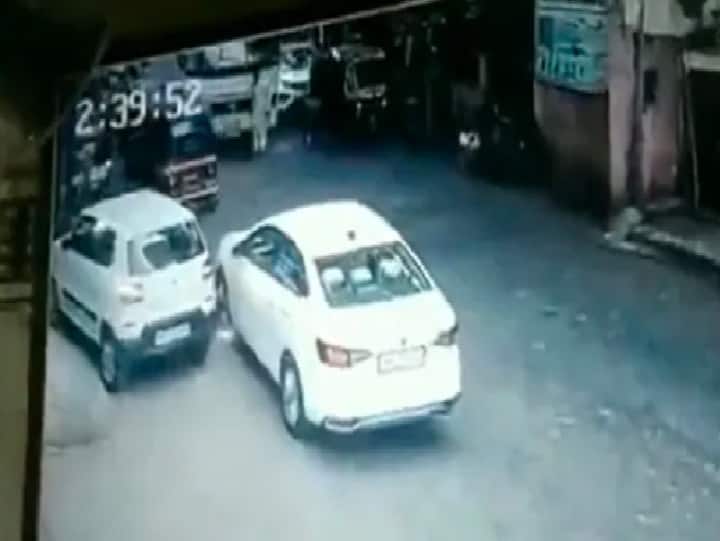 Watch: Mumbai man makes narrow escape after a bus runs over him மும்பை: வேகமாக வந்து பிரேக் அடித்த ஓட்டுநர்: மயிரிழையில் உயிர்தப்பிய முதியவர்