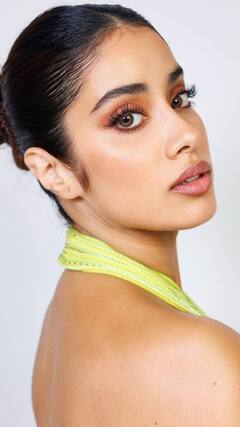 Janhvi Kapoor: முத்துக்கள் பதிந்த அணிகலன்கள், தலையில் முக்காடுடன் அழகாக போஸ் கொடுக்கும் ஜான்வி கபூர்!