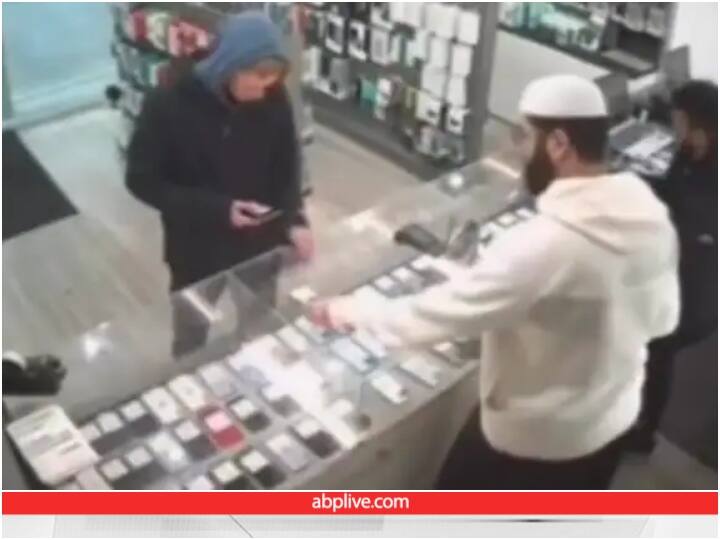 thief trying to run away with a smartphone CCTV camera footage viral Video: दुकान से फोन लेकर भाग रहा था शख्स... दुकानदार के दिमाग से धरा गया... देखें ये वीडियो