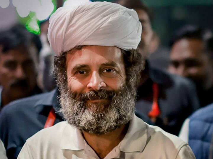 कांग्रेस के भारत जोड़ो यात्रा के दौरान राहुल गांधी ने राजस्थान की पारंपरिक पगड़ी भी पहनी, जिसमें वो मुस्कुराते हुए नजर आए.