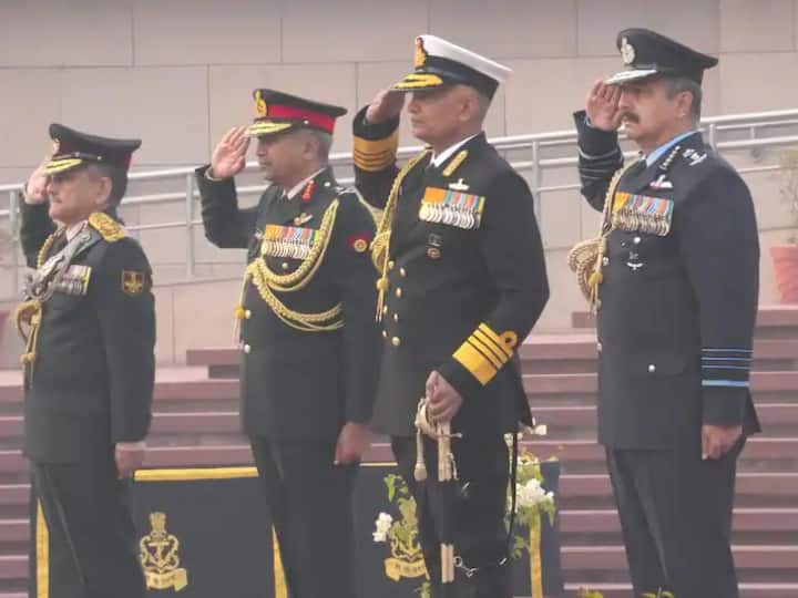Trending News: Indo-Pak War 1971: The three army chiefs including the CDS paid tribute to the martyrs at the War Memorial