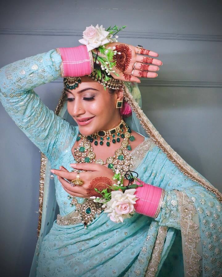 सुरभी सोशल मीडियाच्या माध्यमातूनही तिच्या चाहत्यांशी कनेक्ट राहण्याचा खूप प्रयत्न करते. अशा परिस्थितीत त्याच्या इंस्टाग्राम पेजवर त्याच्या वैयक्तिक आणि व्यावसायिक आयुष्याची झलक अनेकदा पाहायला मिळते.(फोटो सौजन्य:officialsurbhic/इंस्टाग्राम)