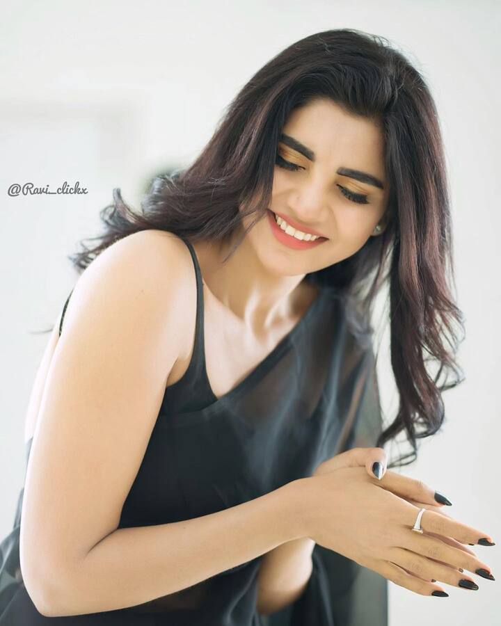 జబర్దస్త్ వర్ష అందమైన ఫోటోలు.  Image Credit: Jabardasth Varsha/Instagram