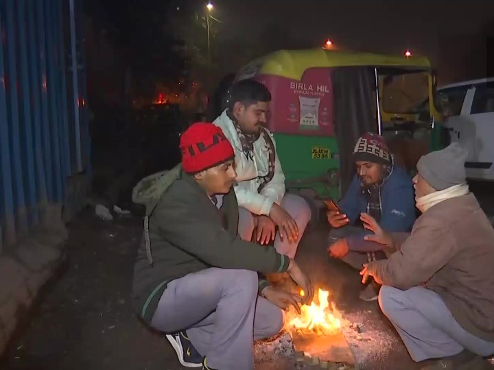 Delhi Coldest Night See How Poor People Living In Winters In Delhi Weather  News | राजधानी दिल्ली में सीजन की सबसे सर्द रात, तस्वीरों में देखिए गरीबों  पर कैसे गुजरी ठंड, देखिए