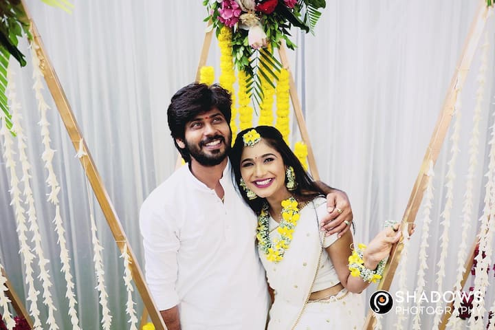 తెలుగు, కన్నడ, తమిళంలో బుల్లితెరపై మెరుస్తోన్న తేజస్విని గౌడ కన్నడ సీరియల్ 'బిలి హెండి'లొ తొలిసారిగా నటించింది. ఆ తర్వాత 'కోయిలమ్మ' సీరియల్ తో తెలుగులో ఎంట్రీ ఇచ్చింది. 'సుందరి నీయుమ్ సుందరన్ నానుమ్' తమిళ సీరియల్తో మంచి గుర్తింపు పొందింది. ప్రస్తుతం 'C/Oఅనసూయ' సీరియల్ లో నటిస్తోంది.