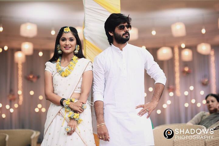 సీరియల్ నటీనటులు అమర్ దీప్-తేజస్విని పెళ్లి బంధంతో ఒక్కటయ్యారు. వీరి పెళ్లి వేడుక డిసెంబర్ 14 న బెంగుళూరులో కుటుంబ సభ్యులు, స్నేహితులు, బంధుమిత్రుల సమక్షంలో  వైభవంగా జరిగింది.