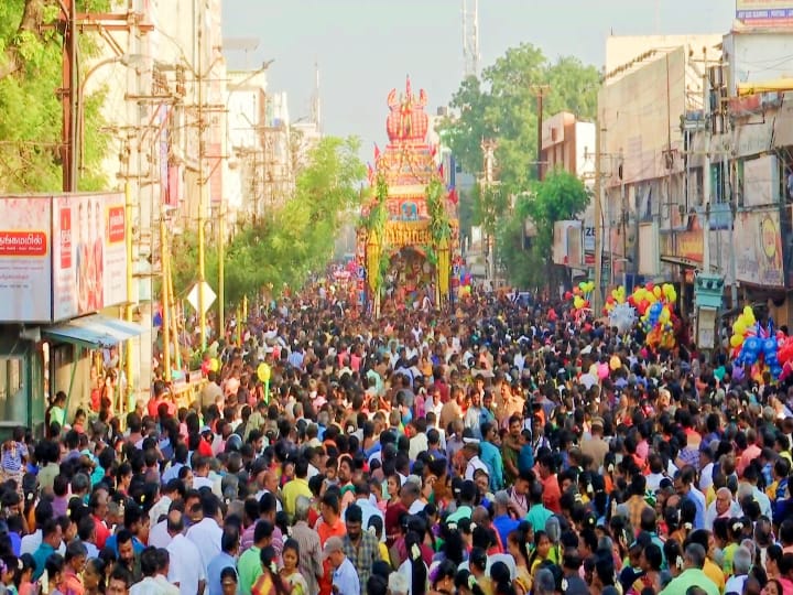 மீனாட்சியம்மன் எழுந்தருளிய தேரினை பெண் பக்தர்கள் வடம் பிடித்து இழுத்து சாமி தரிசனம்