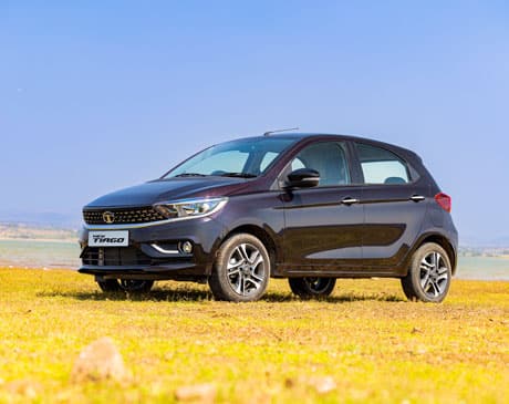 टाटा टिआगो में सीएनजी किट के साथ एक 1.2-लीटर पेट्रोल इंजन मिलता है, जो पेट्रोल पर 86PS और 113Nm का आउटपुट और सीएनजी पर 73PS और 95 Nm का आउटपुट देता है. इसमें 5-स्पीड मैनुअल और एक वैकल्पिक पांच-स्पीड AMT ट्रांसमिशन का विकल्प मिलता है. इसके सीएनजी यूनिट के साथ केवल 5-स्पीड मैनुअल ट्रांसमिशन मिलता है.