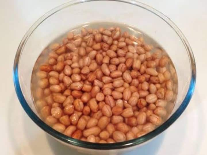 Health Tips Soaked Peanuts bhigi mungfali Side Effect in hindi Soaked Peanut: जानें इन लोगों को क्यों नहीं खानी चाहिए भीगी मूंगफली, गलती की तो होगा बड़ा नुकसान