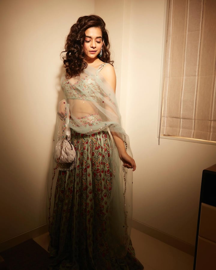 మిథిలా పాల్కర్ పుట్టి పెరిగింది అంతా బాంబేలోనే. పలు బాలీవుడ్ మూవీస్ లో, ఓటీటీల్లో సందడి చేసింది. రీసెంట్ గా విశ్వక్ సేన్ హీరోగా నటించిన 'ఓరి దేవుడా' సినిమాతో తెలుగు ప్రేక్షకులకు పరిచయమయ్యింది. అనుపాల్ రాజ్ అనే పాత్రలో నటించి మెప్పించింది.