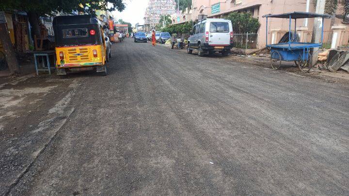 ஸ்ரீரங்கம்  வைகுண்ட ஏகாதேசியை முன்னிட்டு புதிய தார் சாலை அமைக்கும் பணி தொடக்கம்