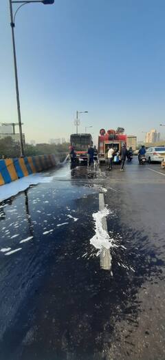 PHOTO : BMC च्या वाहनाची टाकी फुटल्याने डिझेल रस्त्यावर; पाणी, माती टाकून रस्ता मोकळा