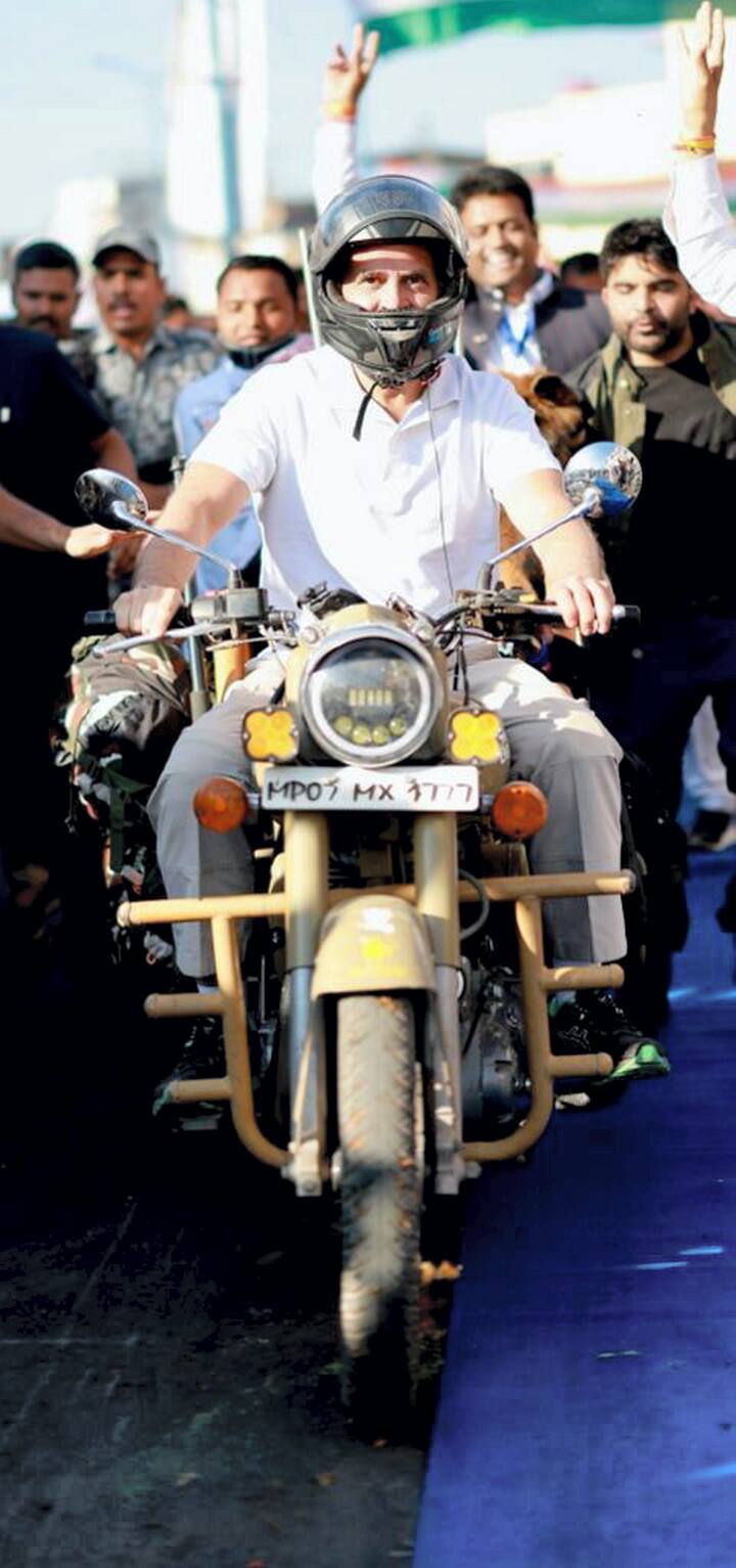 राहुल गांधी ने 'बुलेट' बाइक पर भी सवारी की. बुलेट बाइक पर बैठे राहुल गांधी की तस्वीर खूब वायरल हुई. बाइक पर बैठे राहुल गांधी काफी स्मार्ट और डैशिंग लग रहे थे.