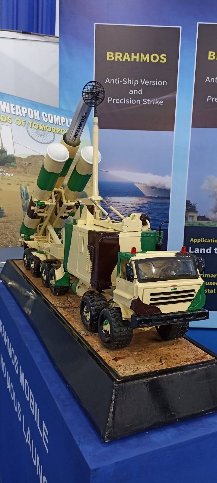 आयआयटी टेकफेस्टच्या इंटरनॅशनल एक्झिबिशनमध्ये प्रथमच ब्रह्मोस मिसाईलबद्दल माहिती दिली जात आहे.