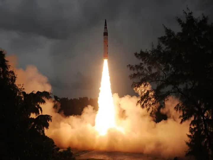 how Agni-5 missile target to China Pakistan 5000 KM firepower capable 1360 kg weapons 5000 KM से भी ज्यादा मारक क्षमता, 1360 किलो के हथियार ले जाने में सक्षम, भारत की ‘ब्रह्मास्त्र’ अग्नि-5 मिसाइल ऐसे चीन-पाक को कर देगी बेदम