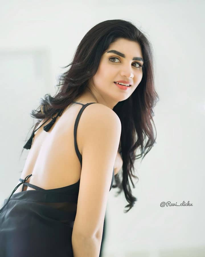 సీరియల్స్ లో నటించినా జబర్దస్త్ మంచి గుర్తింపు ఇచ్చింది.  Image Credit: Jabardasth Varsha/Instagram