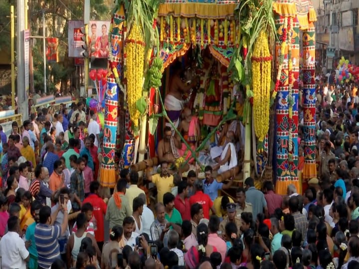 மீனாட்சியம்மன் எழுந்தருளிய தேரினை பெண் பக்தர்கள் வடம் பிடித்து இழுத்து சாமி தரிசனம்