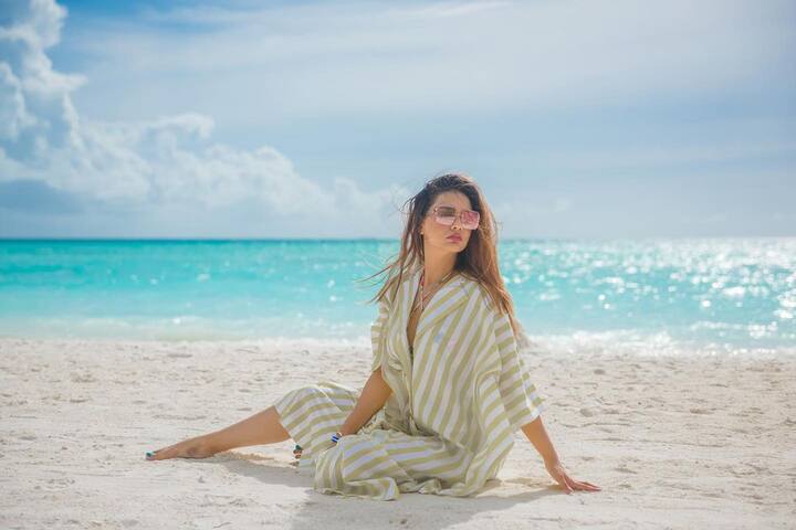 इंस्टाग्राम पर दिव्या एक से बढ़कर एक बीच लुक शेयर करती हैं, पूल से लेकर समंदर किनारे दिव्या खुली फिजाओं में चिल करती नजर आती हैं.