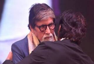 KIFF 2022: શાહરૂખ ખાન ફિલ્મ ફેસ્ટિવલમાં અમિતાભ બચ્ચનને સ્ટેજ પર પગે લાગ્યો, ચાહકોના દિલ જીતી લીધા