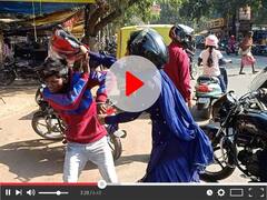 जमशेदपुर: महिला ने बीच सड़क पर कर दी युवक की हेलमेट से कर दी पिटाई, वीडियो हुआ वायरल