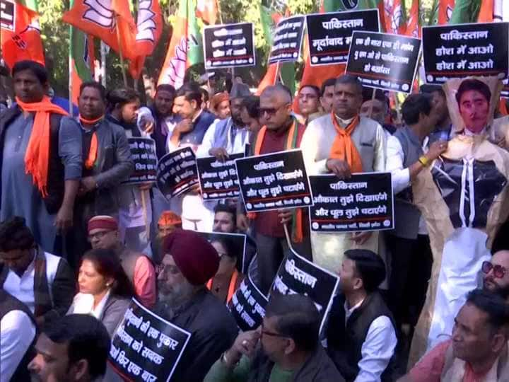 BJP workers angry over controversial remarks on PM Modi protest outside Pak High Commission Protest Against Pakistan : PM मोदी पर विवादित टिप्पणी को लेकर BJP कार्यकर्ताओं में गुस्सा, PAK उच्चायोग के बाहर प्रदर्शन