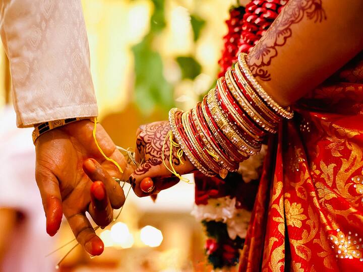 Maharashtra Newly Formed Panel to Only Monitor Inter faith Marriages Not Inter caste couple கடும் எதிர்ப்பு...நிம்மதி பெருமூச்சு விட்ட சாதி மறுப்பு தம்பதிகள்...மாற்று மத தம்பதிகளை கண்காணிக்கபோகும் அரசு...!