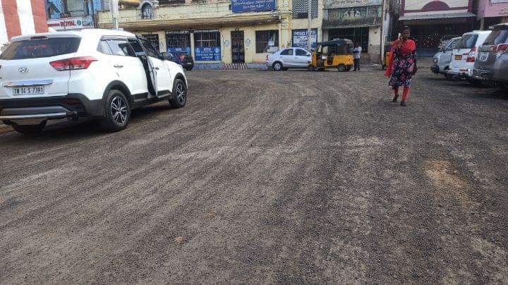 ஸ்ரீரங்கம்  வைகுண்ட ஏகாதேசியை முன்னிட்டு புதிய தார் சாலை அமைக்கும் பணி தொடக்கம்