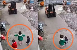 Viral Video: ਵਾਹਨ ਨੂੰ ਆਉਂਦੇ ਦੇਖ ਛੋਟੀ ਬੱਚੀ ਨੇ ਬੱਚਿਆਂ ਨੂੰ ਇਸ ਤਰ੍ਹਾਂ ਹਾਦਸੇ ਤੋਂ ਬਚਾਇਆ! ਦੇਖੋ ਵੀਡੀਓ