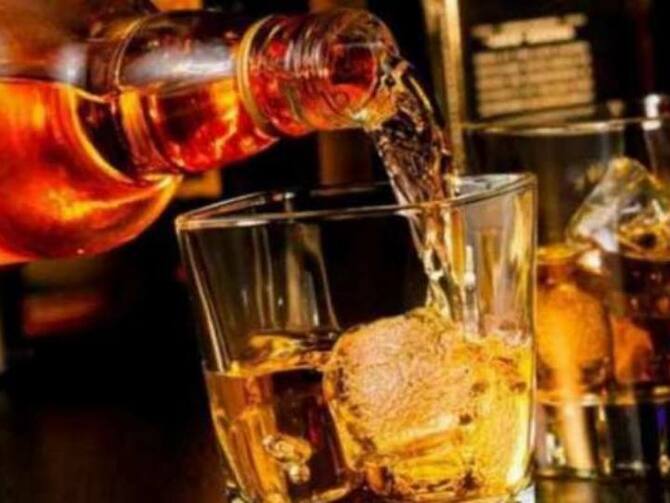 What Is Poisonous Alcohol And How Is It Made Why Does Drinking It Lead To  Death Bihar Poisonous Liquor | जहरीली शराब क्या है और ये कैसे बनती है, इसे  पीने से