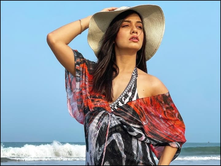 Divya Agarwals Glamorous Beach Look: बिग बॉस ओटीटी फेम दिव्या अग्रवाल पेशे से एक मॉडल और एक्ट्रेस हैं. ग्लैमरस अवतार के चलते यंग जेनेरेशन के बीच  दिव्या की जबरदस्त फैन फॉलोइंग हैं.