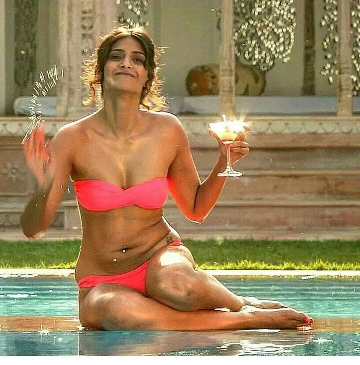 सोनम कपूर वैसे तो ज्यादा बिकिनी में तस्वीरें शेयर नहीं करती हैं, लेकिन एक्ट्रेस ने जब भी बिकिनी में तस्वीर शेयर की है उन्हें काफी ट्रोल किया गया है.