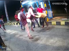 நள்ளிரவில் டோல்கேட் ஊழியர்கள் மீது கொலைவெறி தாக்குதல் - அதிர்ச்சி வீடியோ