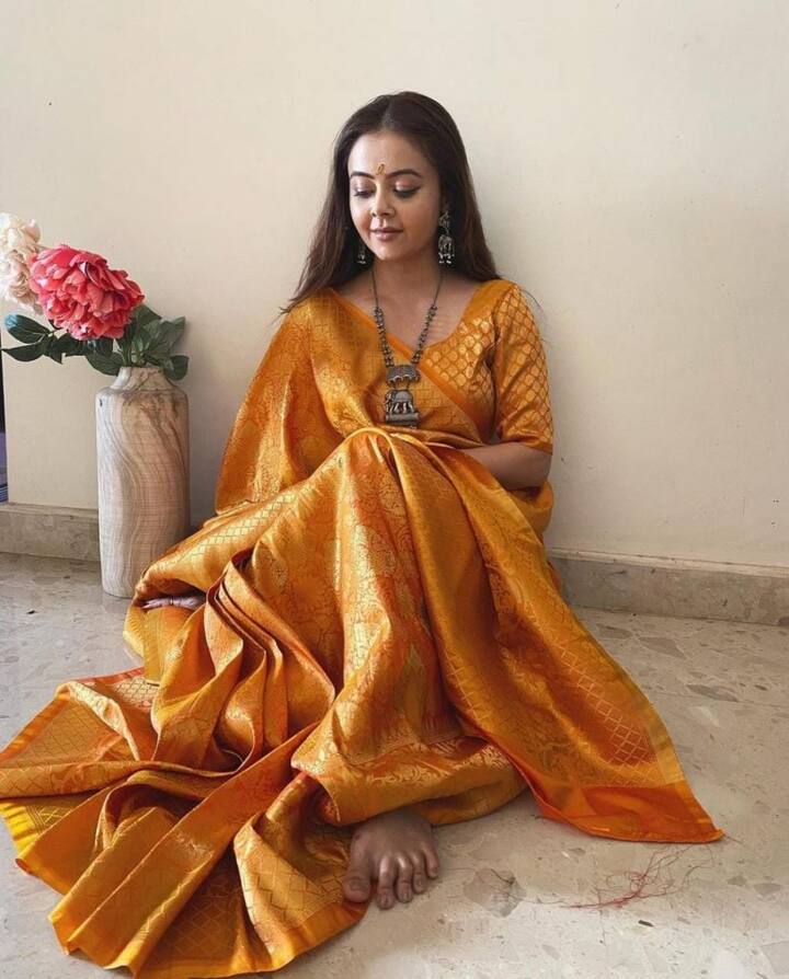 देबोलीना की बनारसी साड़ी ऑफिस पार्टी से लेकर नाईट फंक्शन तक के लिए एकदम परफेक्ट है. देबोलीना की मस्टर्ड येलो कलर की साड़ी बेहद खास है. इसके साथ आप भी ऑक्सिडाइज्ड ज्वैलरी कैरी कर सकती हैं.