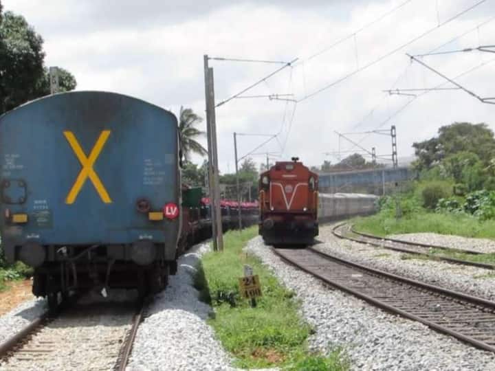 Indian Railways: ट्रेन के पिछले डिब्बे पर क्यों लिखा होता है X या LV? जानिए क्या है इसका मतलब Indian Railways what is mean of X and LV on Train Know details Indian Railways: ट्रेन के पिछले डिब्बे पर क्यों लिखा होता है X या LV? जानिए क्या है इसका मतलब