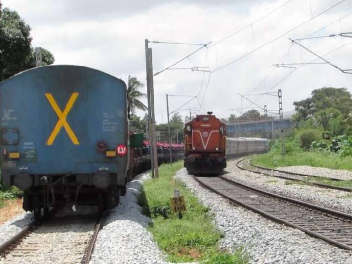 Indian Railways what is mean of X and LV on Train Know details  Indian Railways: ट्रेन के पिछले डिब्बे पर क्यों लिखा होता है X या LV? जानिए क्या है इसका मतलब