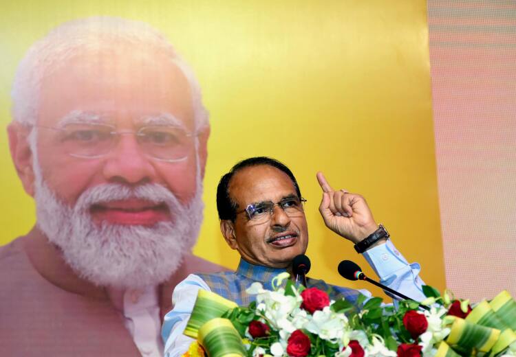 Madhya Pradesh Chief Minister Shivraj Singh Chouhan suspended officials from the stage itself Madhya Pradesh: मुख्यमंत्री शिवराज सिंह चौहान ने मंच से ही अधिकारियों को कर दिया निलंबित, जानें आखिर क्यों हुआ ऐसा