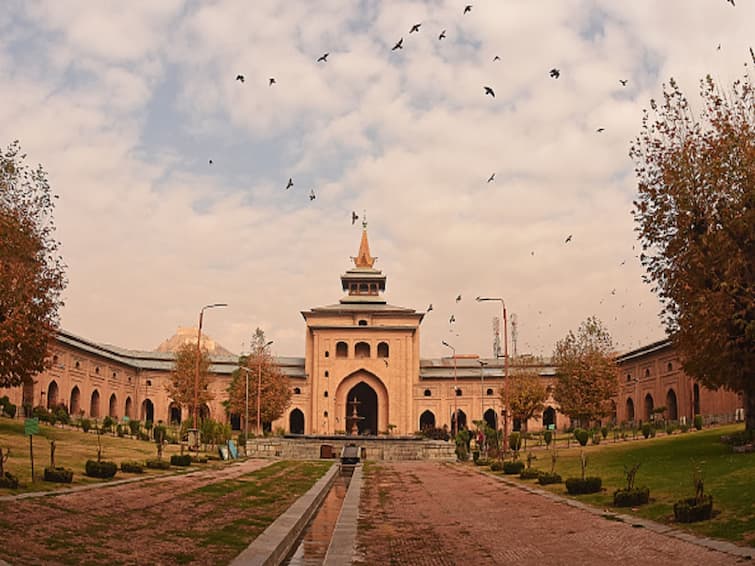 Jammu And Kashmir Srinagar Jamia Masjid Prohibits Photography And Men And Women From Sitting Together Inside Premises J&K: Jamia Masjid Prohibits Photography, Men And Women From Sitting Together Inside Premises