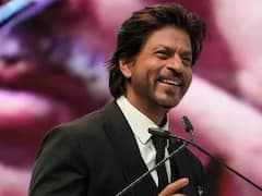 అమితాబ్ పాదాలకు నమస్కారం చేసిన షారుక్ - ఫ్యాన్స్ రియాక్షన్ ఎలా ఉందంటే?