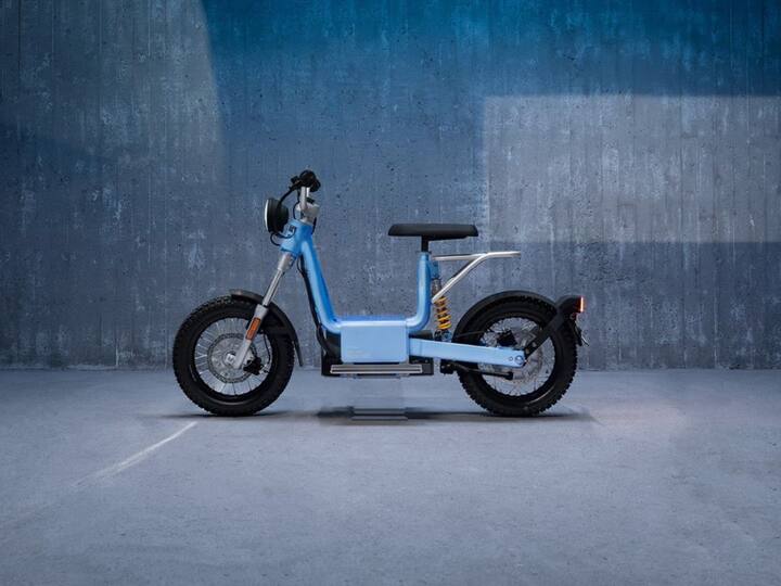 हे मोपेड काढता येण्याजोग्या बॅटरीने सुसज्ज आहे. म्हणजेच चार्जिंगची आवश्यकता असल्यास मोपेडमधून बॅटरी काढून चार्ज करता येते. यात 1.55 kW क्षमतेची इलेक्ट्रिक मोटर आहे. जी मागील हब माउंट केलेली आहे. ही मोटर 2.8 kW ची पॉवर देते.