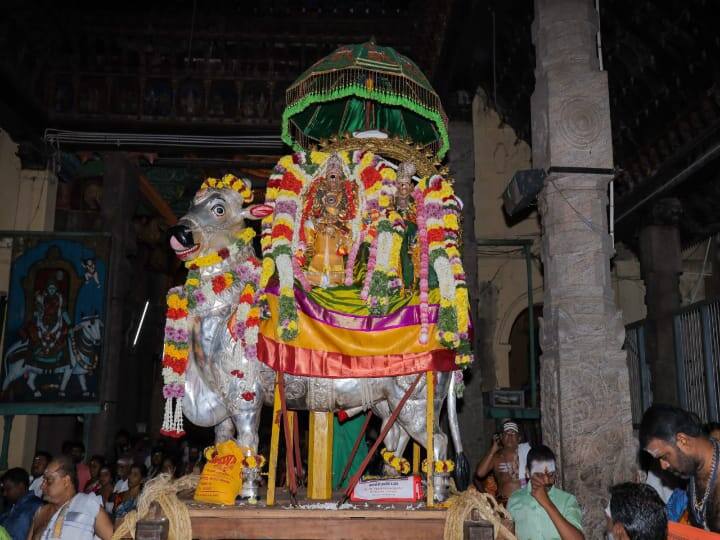 சுவாமி பிரியாவிடையுடன் கோயிலில் இருந்து கிளம்பியபோது !