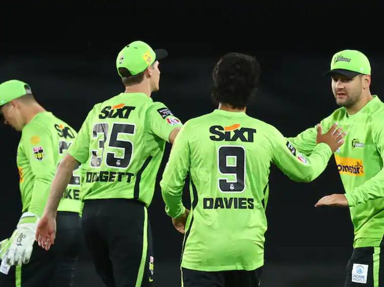 BBL big bash league 2022 sydney thunder made record with 15 runs in  T20  BBL 2022: टी-20 क्रिकेटमधील लाजिरवाणा विक्रम, अवघ्या 15 धावांवर संघ ऑलआऊट!