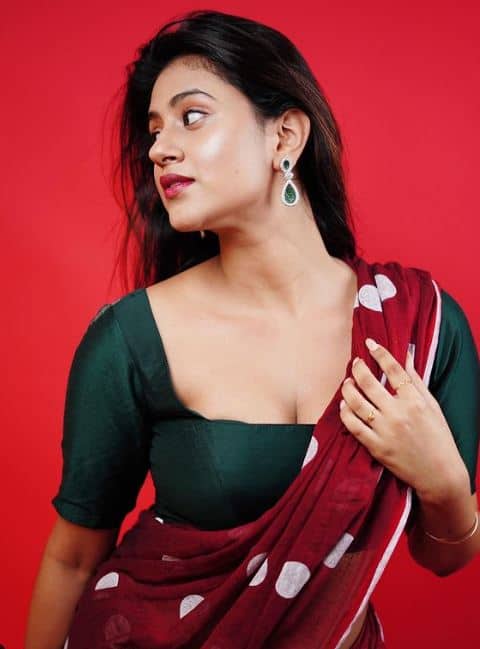 अलीकडेच तिला ‘लॉक अप’ या शोमध्ये कंगना रणौतसोबत झालेल्या वादामुळे चर्चेत आली होती.   ती सतत सोशल मीडियावर अॅक्टिव्ह असते.