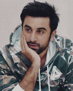 बायकॉट ट्रेंड के आगे रणबीर कपूर भी बेबस नजर आए. ब्रह्मास्त्र की जब स्क्रीनिंग रखी गई थी, उस दौरान रणबीर ने ऑडियंस से खास अपील की थी. एक्टर ने कहा था एक रिक्वेस्ट है, ''जो इस फिल्म के थोड़े बहुत स्पॉइलर हैं उसे सोशल मीडिया पर शेयर न करें''. इन फिल्म को जिन्होंने नहीं देखा है वो जरूर इसका अनुभव करना चाहेंगे.