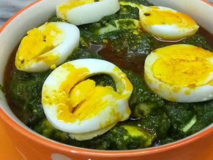 गैस बंद कर दें, सलाद को सर्विंग प्लेट में निकाल लें, उबले हुए अण्डों को आधा काटकर उसमें डालें, नमक और काली मिर्च मिलाएं. धनिया पत्ती से गार्निश करें और आनंद लें!
