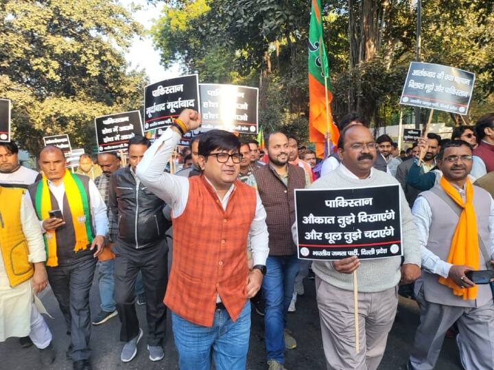 प्रदर्शनकारियों के हाथों में बीजेपी के झंडे और तख्तियां थीं, जिनमें से कुछ पर लिखा था, पाकिस्तान औकात में आओ और माफी मांगो और पाकिस्तान होश में आओ.