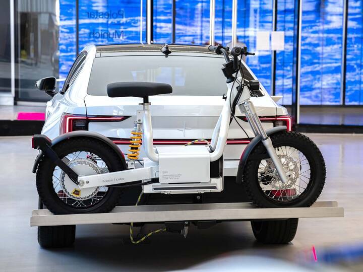 हे मोपेड पाईप फ्रेमवर बांधलेले आहे. आरामदायी राईडसाठी, याला पुढच्या बाजूला टेलिस्कोपिक फॉर्क्स आणि मागच्या बाजूला मोनोशॉक युनिट मिळते. ब्रेकिंग सुधारण्यासाठी या मोपेडमध्ये फ्रंट डिस्क ब्रेक देखील आहे.